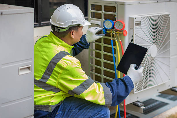 Professional Hvac technician working in Algonquin, IL
